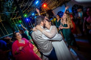 Pareja de novios besándose en la fiesta de su boda