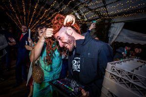 Técnico de sonido con peluca en una fiesta