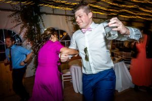 Pareja de amigos bailando en una boda cojidos de los brazos